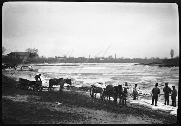 Exploitation of the ice on the frozen Dniestr River in Tiraspol, Romania (today Moldova/Transnistria) in 1918