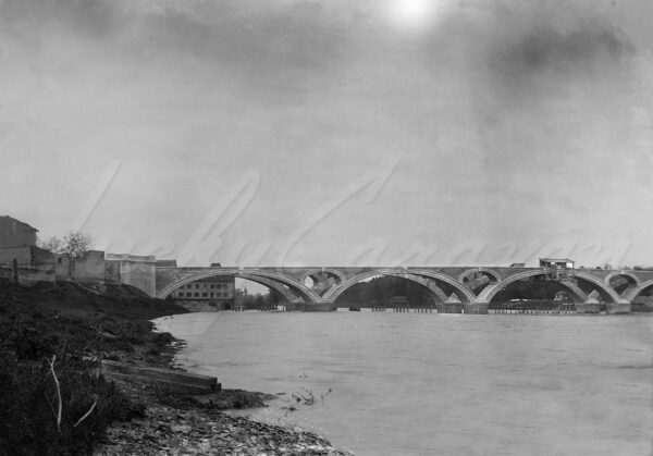 Construction of the Catalans Bridge in Toulouse, inaugurated in 1907.