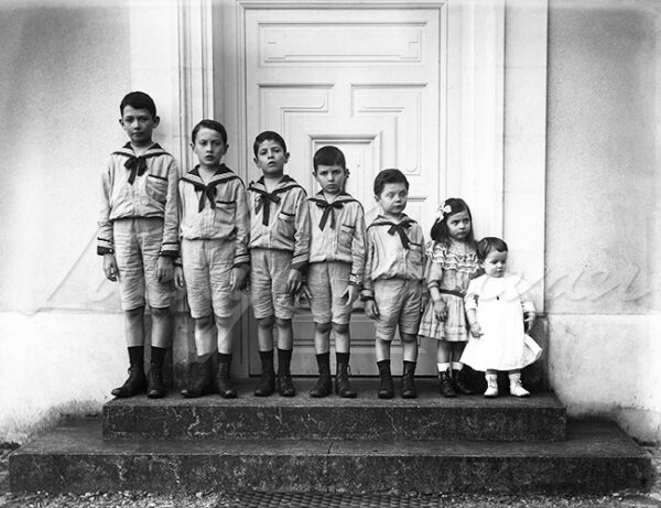 Children from a large family with boys in sailor suits circa 1900.