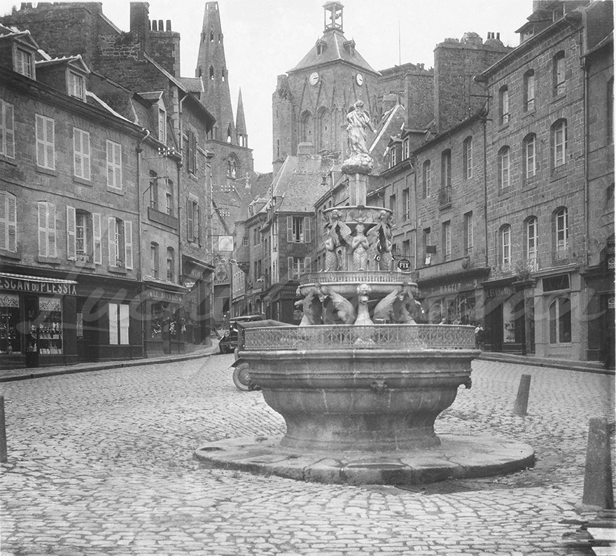 Place du Centre and the Plomée fountain in Guingamp, circa 1925