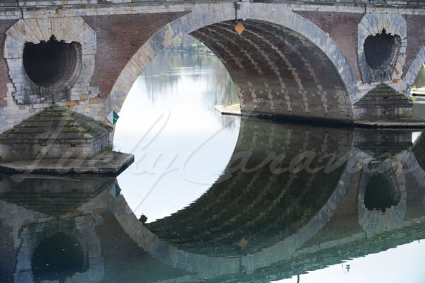 Detail of an arch of the Pont Neuf bridge in Toulouse, France