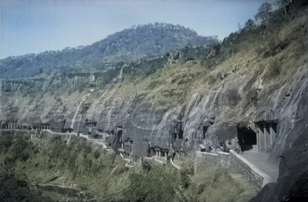 Discovered in 1819 by British soldiers, the 29 artificial Buddhist caves of Antja in India, carved out of hard basalt, contain remarkable paintings and sculptures. The oldest caves date from the 2nd to the 1st century BC.