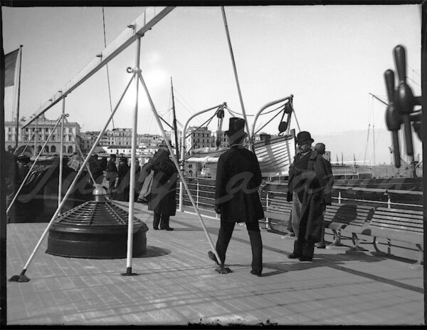 Passengers on the deck of a liner in the port of Algiers in the early 20th century. In the background on the left, the Consular Palace.