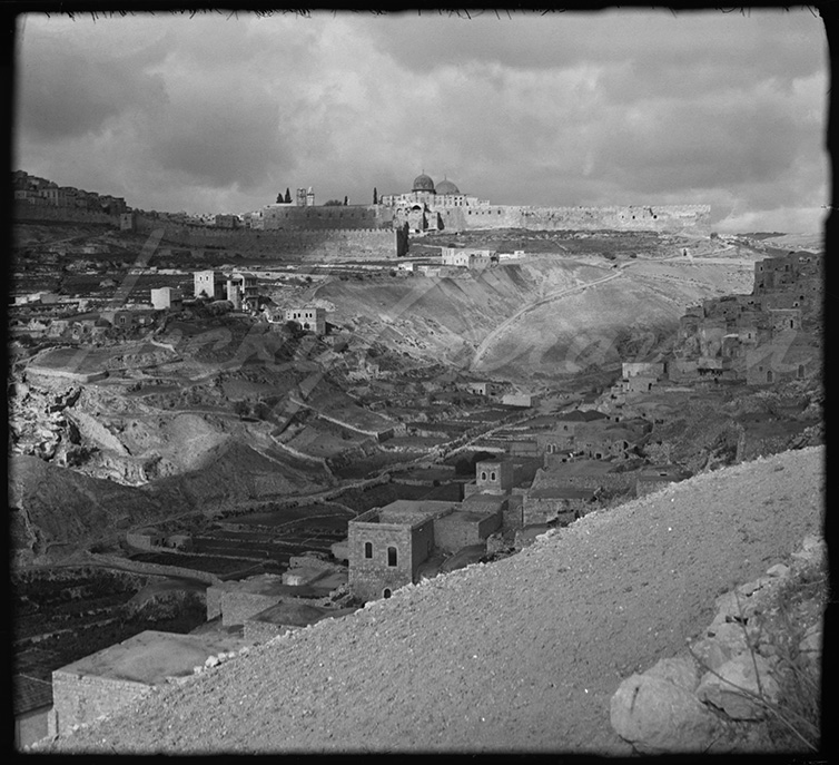 The walls of Jerusalem in the early 20th century.