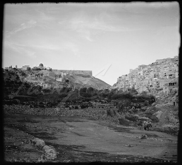 View of the walls of Jerusalem and the Al-Aqsa Mosque in the early 20th century.