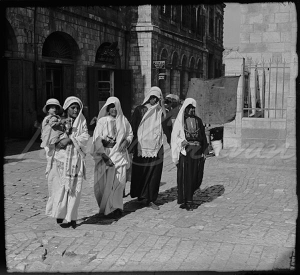 Palestine. Women and a child in elegant attire, circa 1920–30
