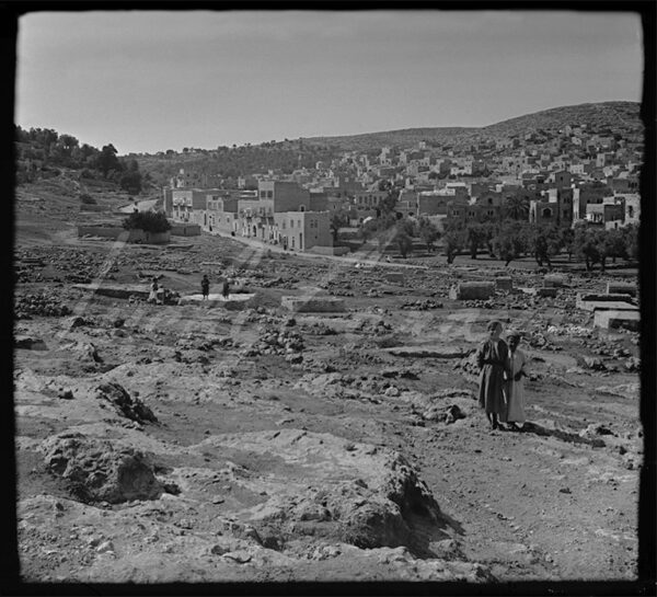Palestinian children in Hebron, West Bank, in the early 20th century.