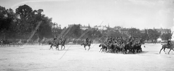 Manoeuvres by the 18th Army Corps on the Place des Quinconces in Bordeaux in the early 20th century.