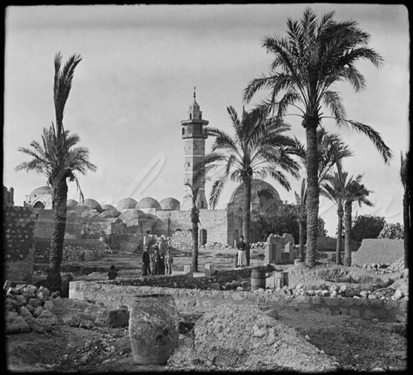 Children in front of the al-Sayyid Hāshim Mosque, which is said to house the tomb of the great-great-grandfather of the Prophet Muhammad, in Gaza’s Old City, 1920s.